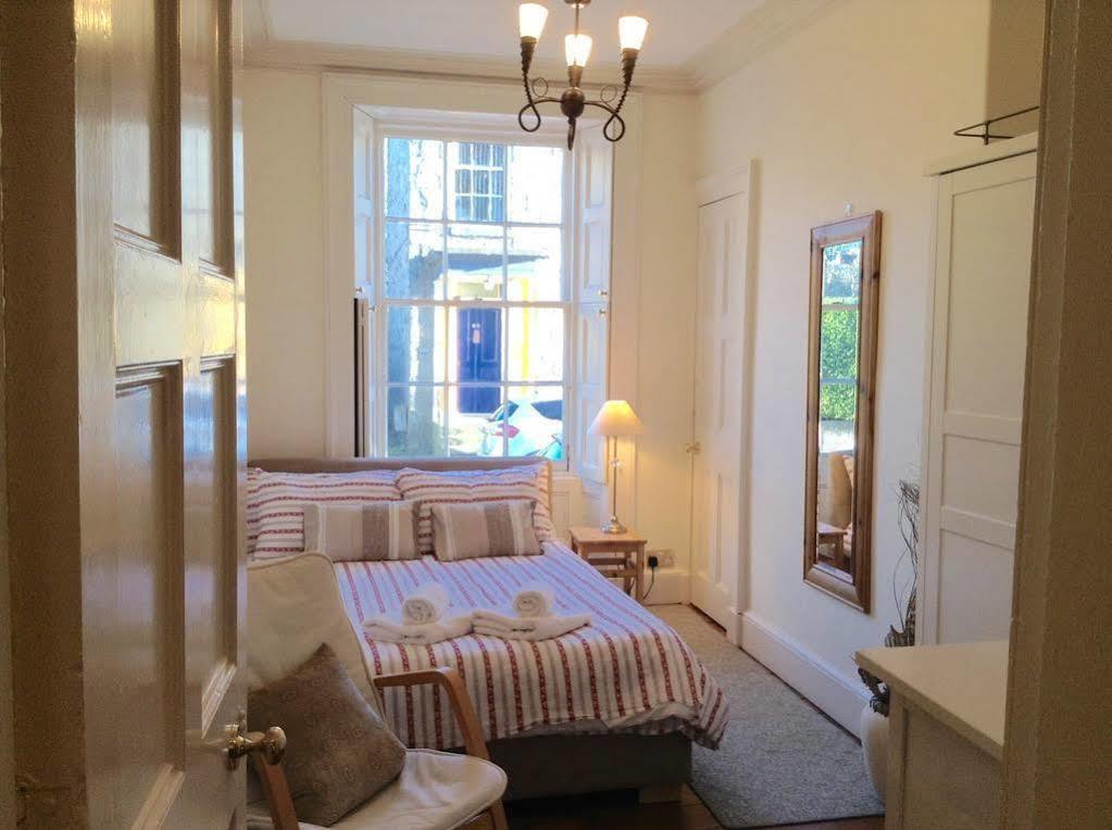 Dee Street Apartment *