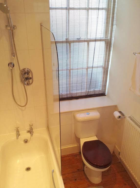 Dee Street Apartment *